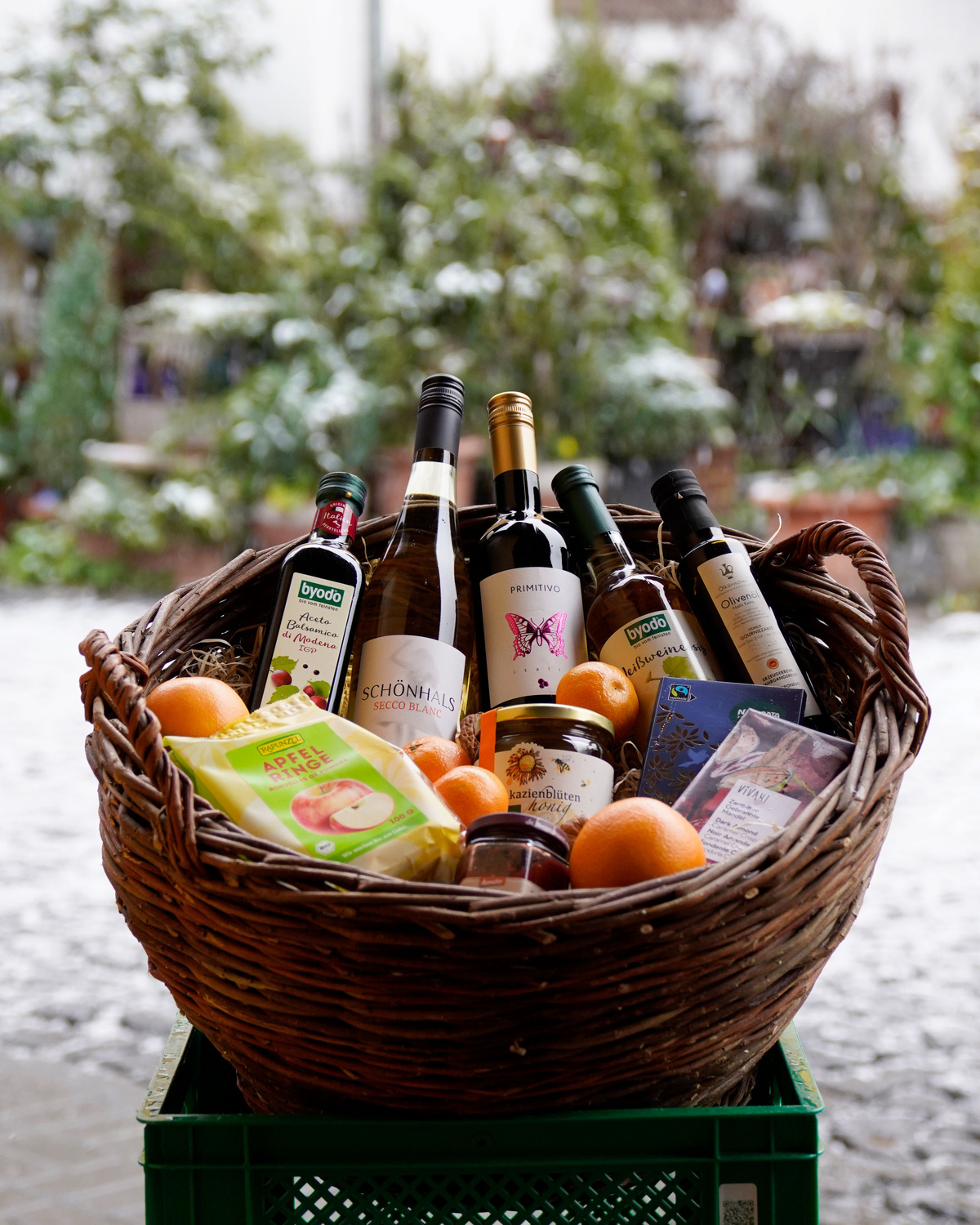 KI generiert: Das Bild zeigt eine Auswahl an Wurzelgemüsen, darunter lila Karotten, Pastinaken und eine Steckrübe, auf einem Holztisch arrangiert.