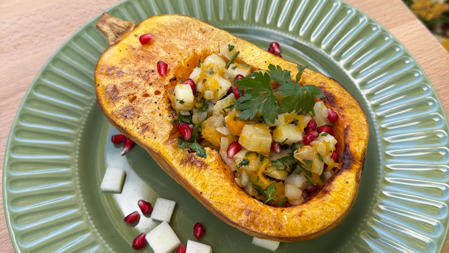 Rezeptbild für Butternut-Kürbis gefüllt mit Ziegenkäse & Granatapfel