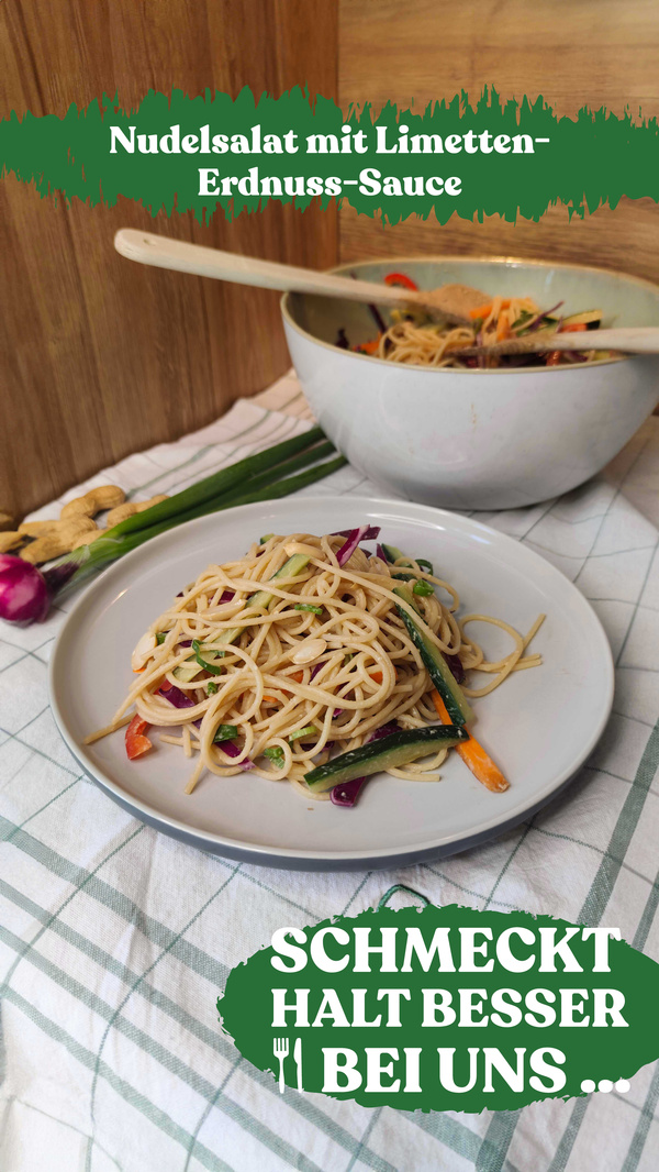 Teller mit Bruschetta, im Hintergrund Olivenöl und Basilikum