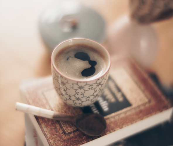 Tasse Kaffee und ein Buch