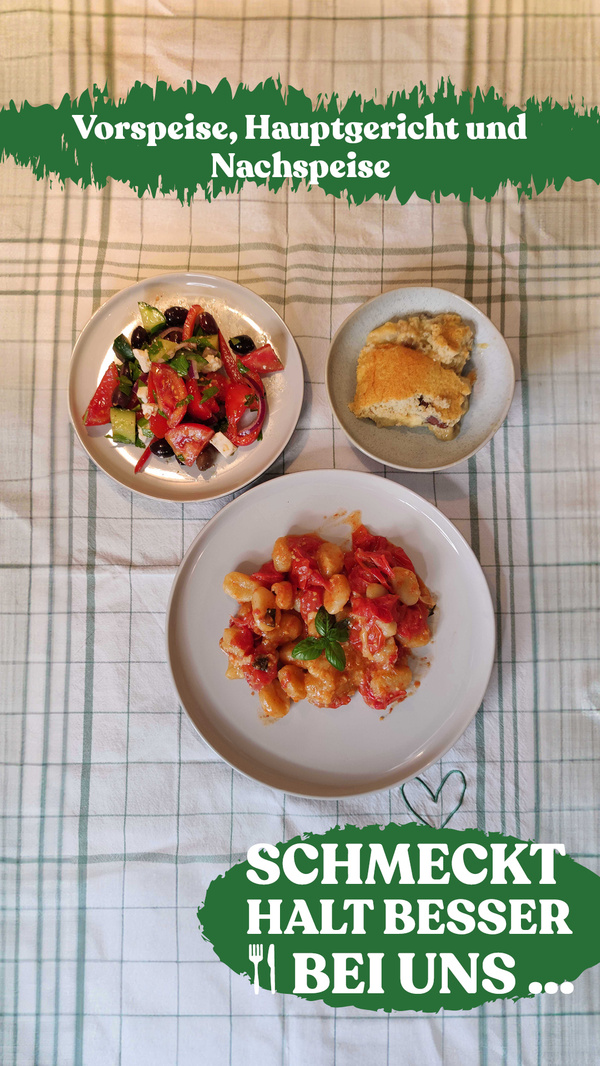 Teller mit Bruschetta, im Hintergrund Olivenöl und Basilikum