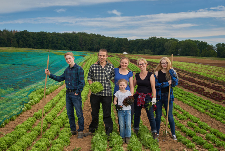 Familienunternehmen - Erzeuger:innen auf dem Feld