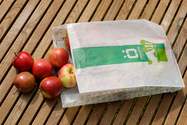 Papiertüte voller Äpfel