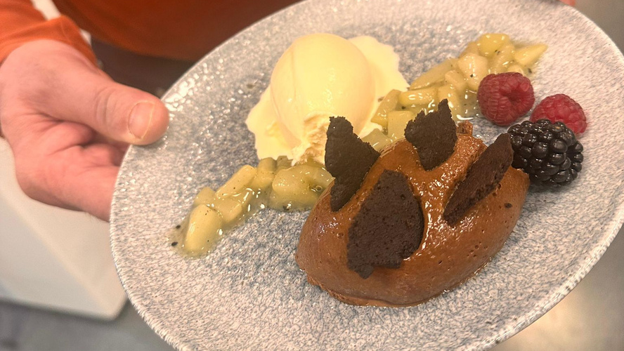 Rezeptbild für Dunkle Olivenöl-Schoko-Mousse mit Fleur de Sel, Honigeis und pfeffrigem Birnenconfit