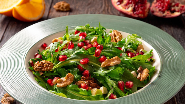 Rezeptbild für Puntarelle-Salat mit Granatapfel, Walnüssen und Orangendressing
