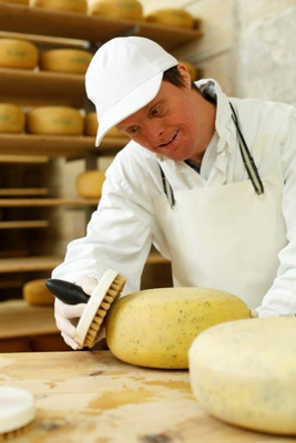 Käse bei der Vorbereitung für den Verkauf