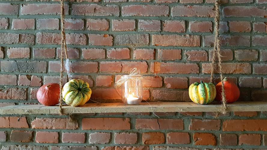 Deko mit Kürbissen und Teelicht