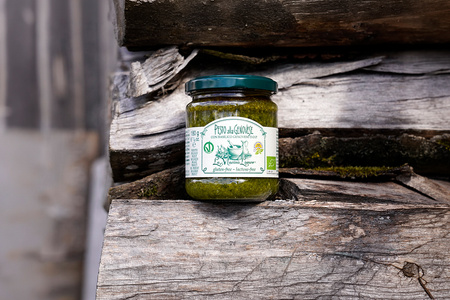 KI generiert: Das Bild zeigt eine Weinflasche mit der Aufschrift "Schönhals Samt & Seide" auf einer hölzernen Treppe, die von einem grauen Stoff umgeben ist. Der Fokus liegt auf der Weinflasche.