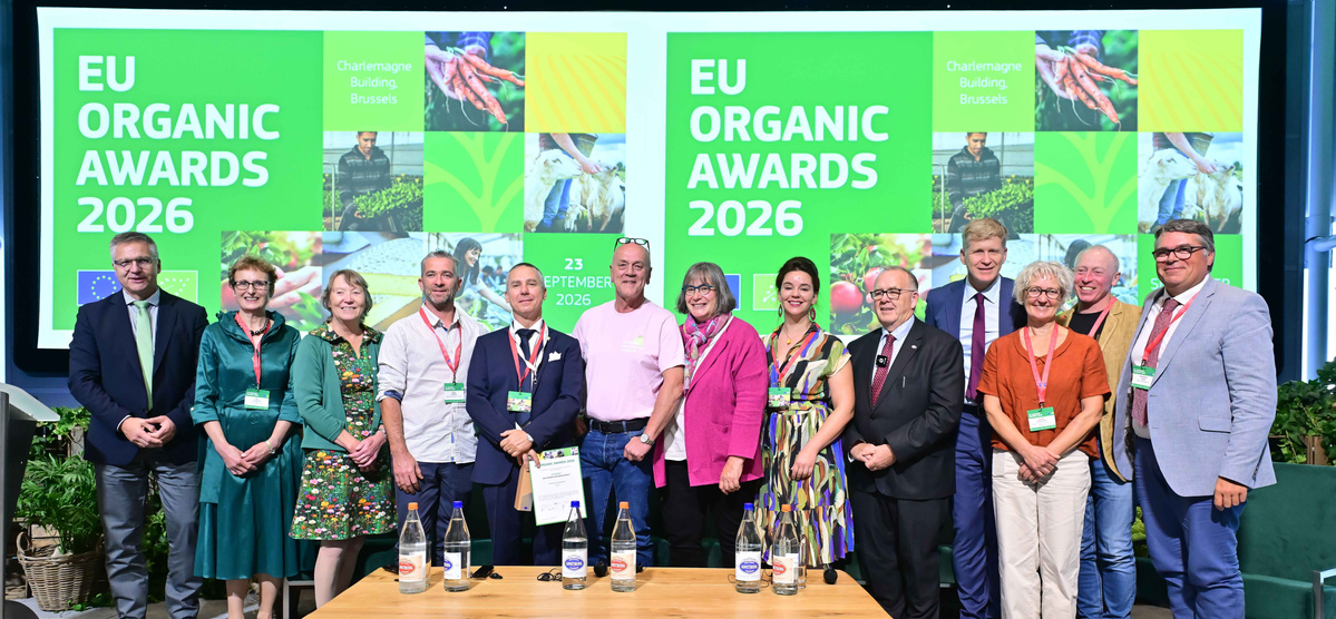 KI-generierte Beschreibung: Gruppenfoto bei den EU Organic Awards 2026. Text: "EU Organic Awards 2026".