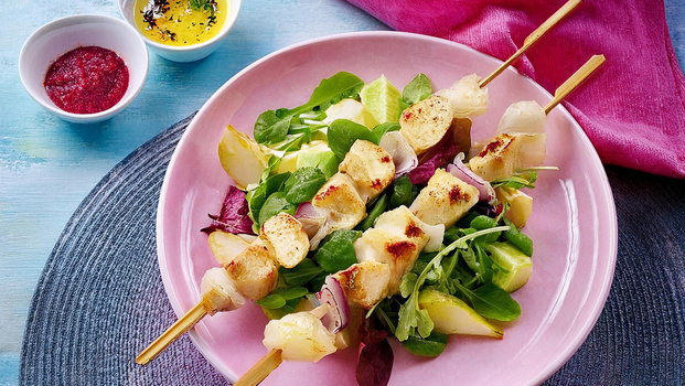 Rezeptbild für Warmer Feldsalat mit Hähnchenfilet-Spießen