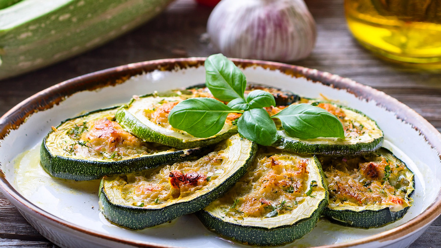 Rezeptbild für Marinierte Zucchini mit überbackenem Mozzarella
