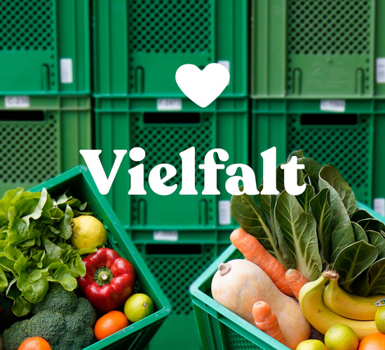 KI generiert: Gemüse in grünen Kisten mit dem Text "Vielfalt" und einem Herzsymbol.