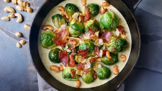 Rezeptbild für Schnelle Kohlrabi-Rosenkohl  Pfanne mit Cashews und Bacon