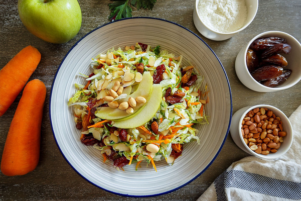 KI generiert: Das Bild zeigt ein Stück Apfelkuchen auf einem Teller, daneben liegt eine Gabel. Der Fokus liegt auf der knusprigen Kruste und der saftigen Füllung des Kuchens.
