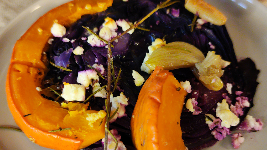 Rezeptbild für Gebackener Rotkohl mit Kürbis und Schafskäse