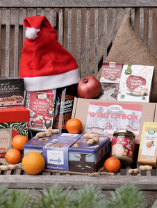 KI generiert: Das Bild zeigt eine bunte, mexikanisch inspirierte Bowl mit Zutaten wie Tomaten, Bohnen, Mais, Avocado und Tortilla-Chips. Drumherum sind frische Zutaten wie Limetten, Kirschtomaten und Frühlingszwiebeln verteilt.