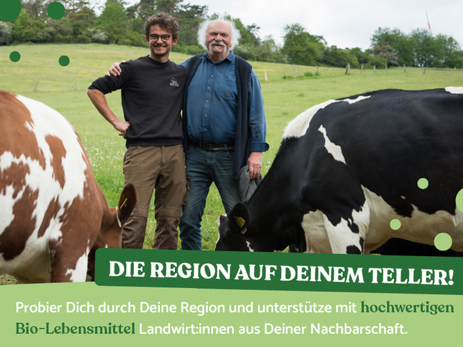 KI generiert: Zwei Personen auf einer Wiese mit Kühen. Text: "DIE REGION AUF DEINEM TELLER! Probier Dich durch Deine Region..."