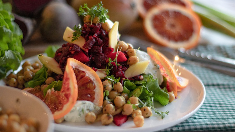 Rezeptbild für Lauwarmer Rote Bete Mango Salat, Kressecreme und Kichererbsen