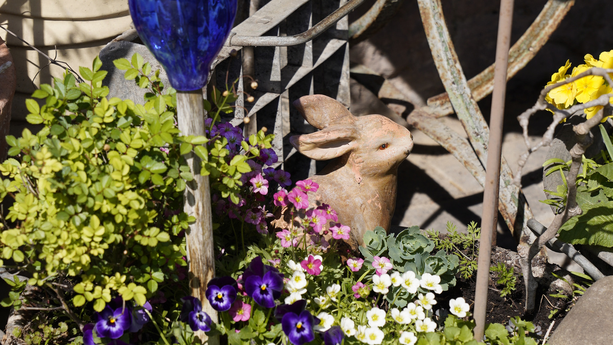 KI generiert: Das Bild zeigt eine Auswahl an Wurzelgemüsen, darunter lila Karotten, Pastinaken und eine Steckrübe, auf einem Holztisch arrangiert.
