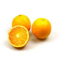 Orangen und eine davon aufgeschnitten