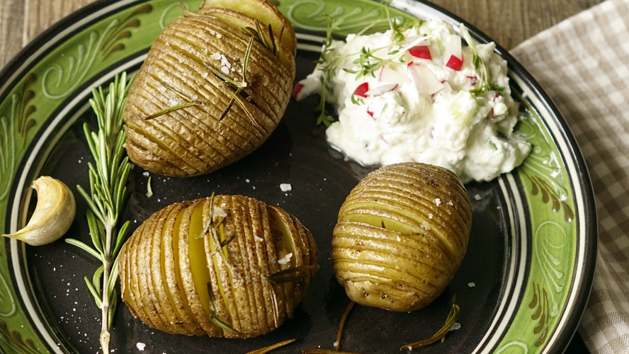 Rezeptbild für Schwedische Fächer-Kartoffeln mit Radieschen-Schmand