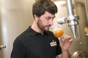 Produktion und Probe von Bier