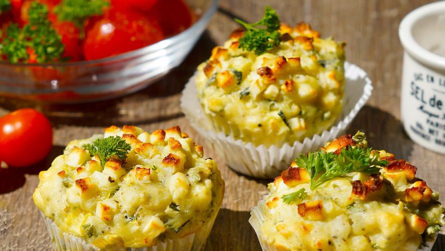 Rezeptbild für Zucchini-Feta-Muffins mit  Tomatensalat