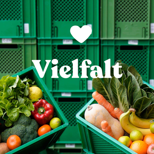 KI generiert: Grüne Kisten mit verschiedenen Obst- und Gemüsesorten; Text: "Vielfalt".