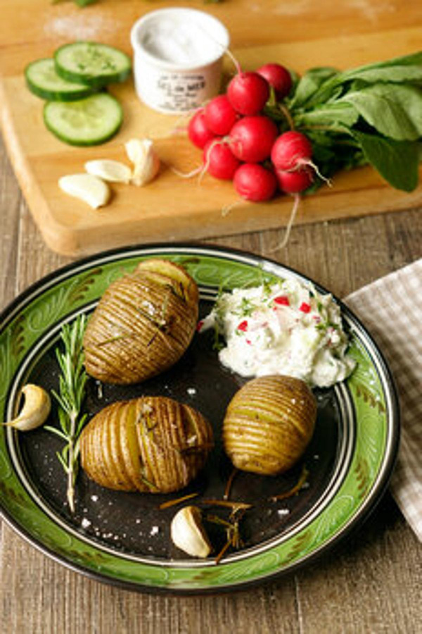 Produktfoto zu Schwedische Fächerkartoffeln mit Radieschen-Quark