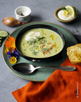 Sommerliche Gurkensuppe mit Räucherlachs